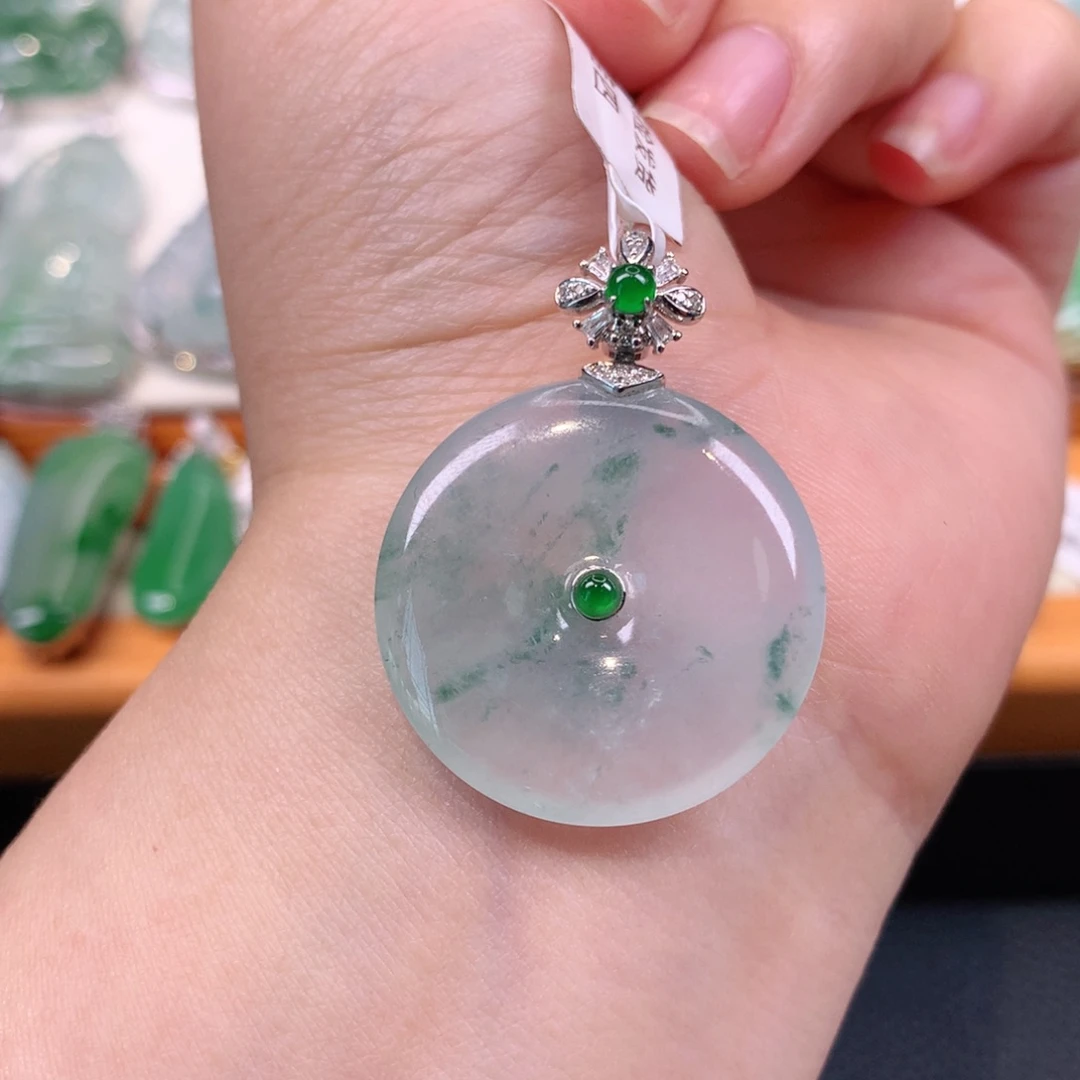 翡翠18K金镶嵌颈饰扣子