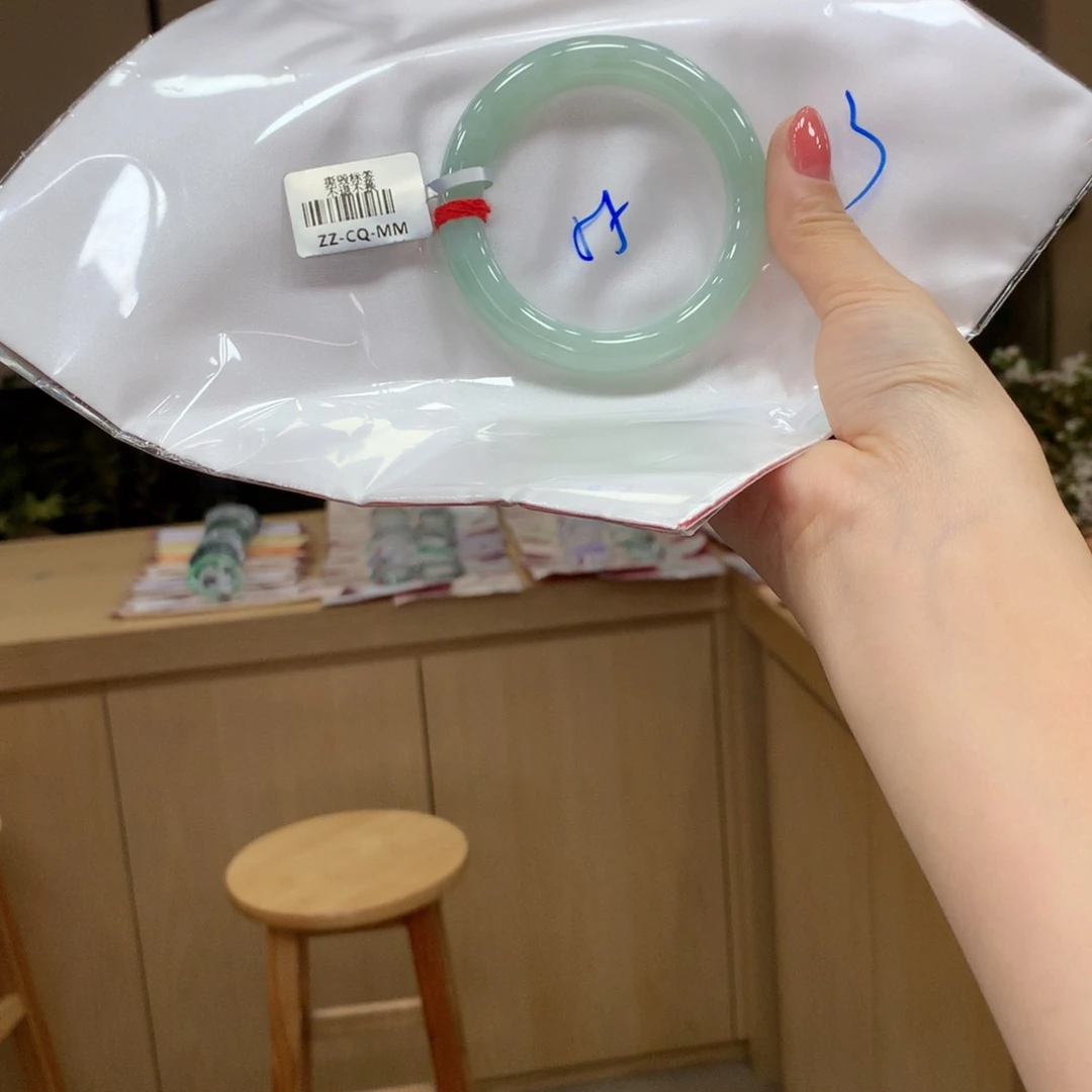 翡翠手镯未镶嵌不退不换