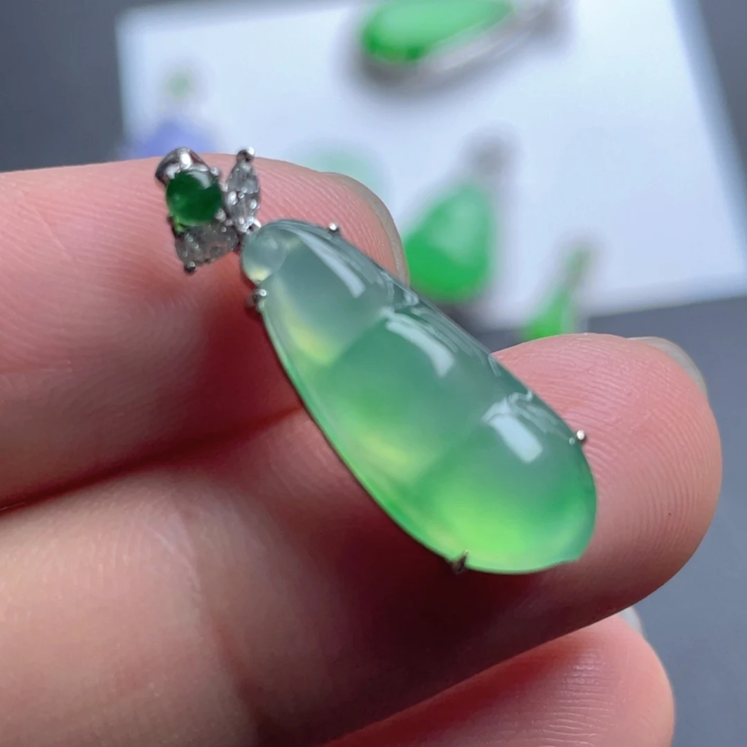 翡翠18K金镶嵌颈饰