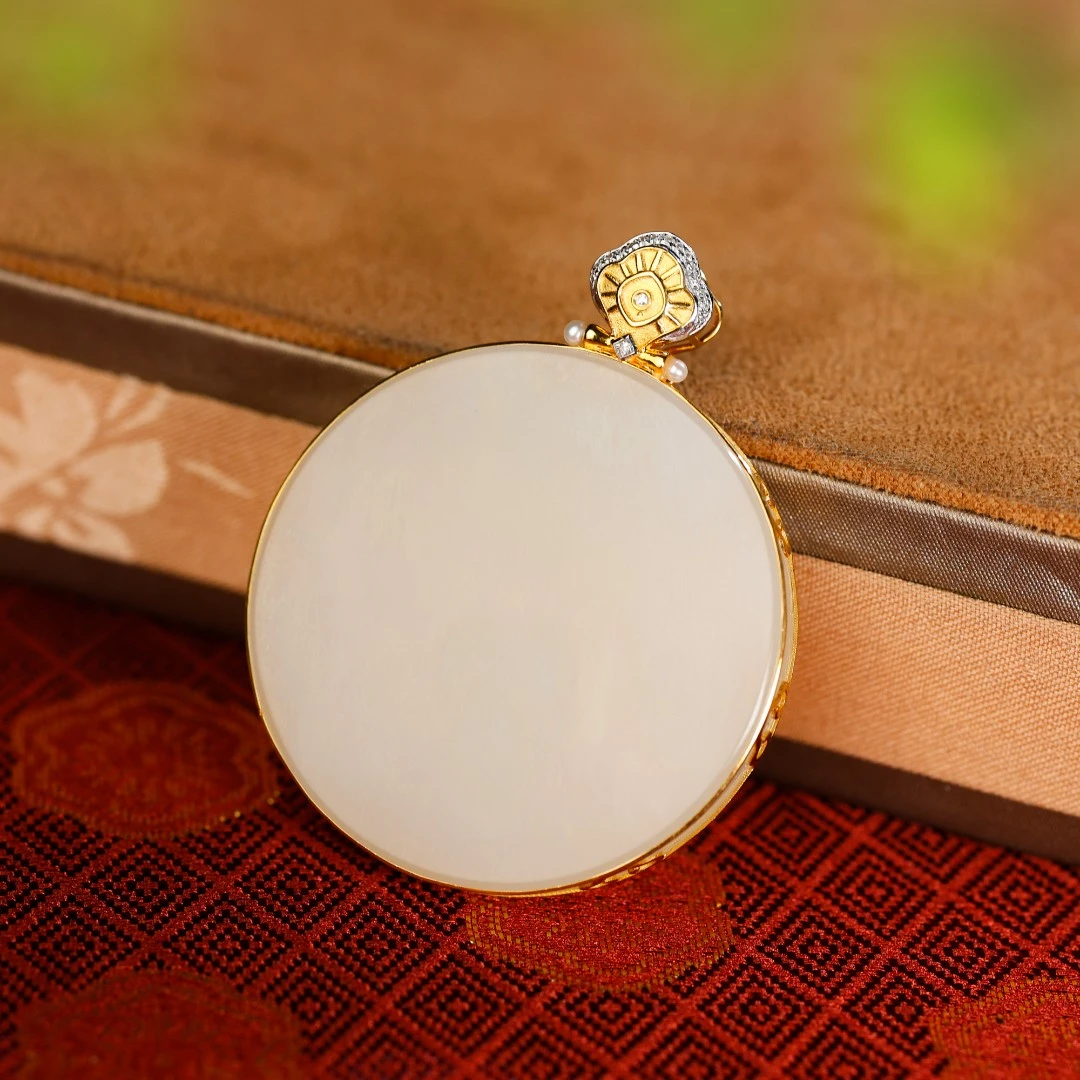 白玉世家18K金藕粉圆镜牌吊坠