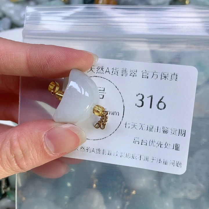 翡翠颈饰9K金镶嵌翡翠