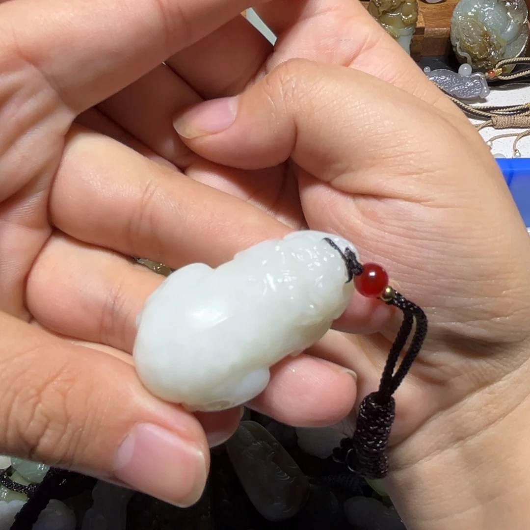 L***e和田玉未镶嵌颈饰