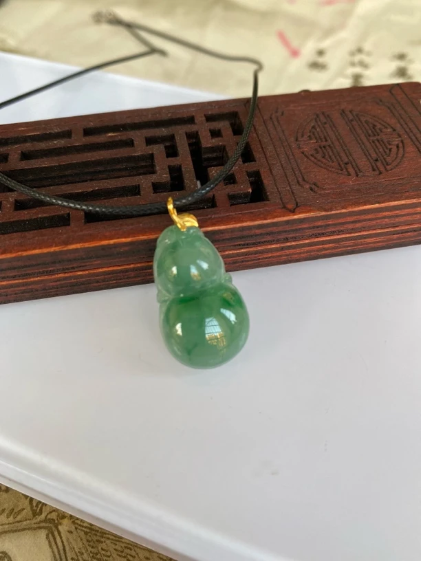 天然缅甸A货翡翠阳绿18 K金扣葫芦精致