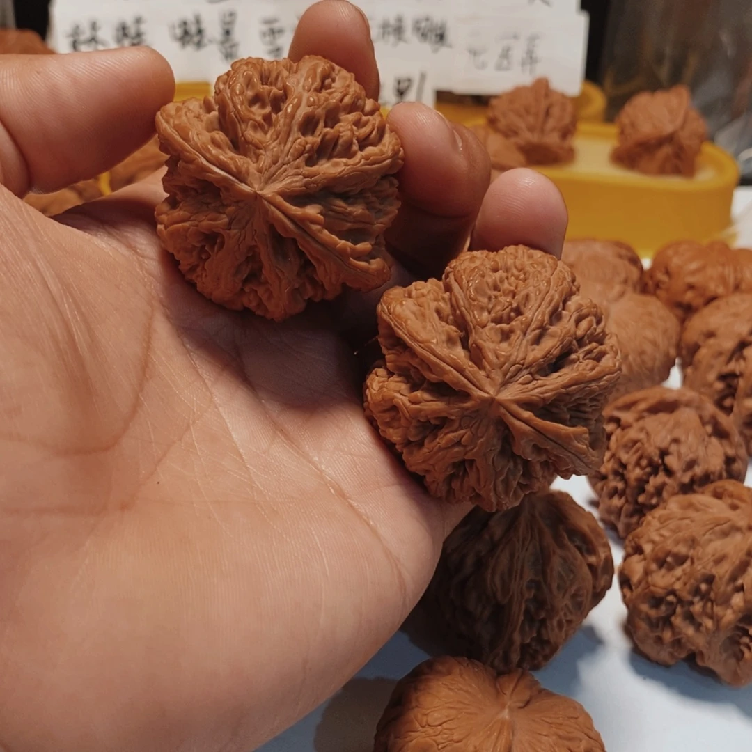 岁***、文玩核桃吊坠粗筋