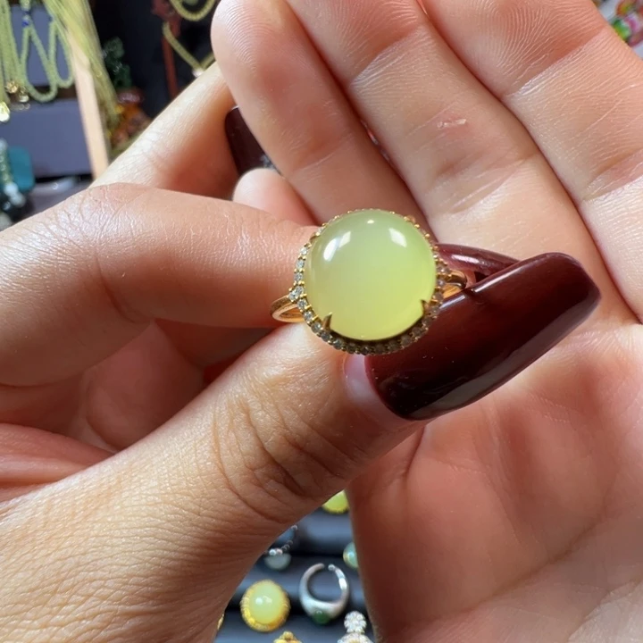 颈饰18K金镶嵌和田玉（黄玉）
