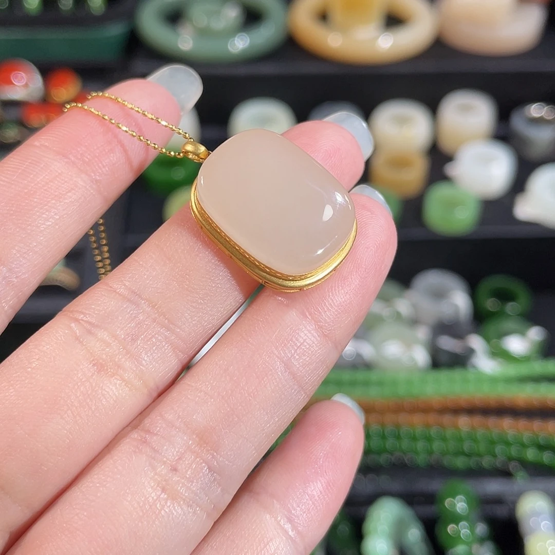 和田玉18K金镶嵌吊坠(不含链)藕粉平安无事牌