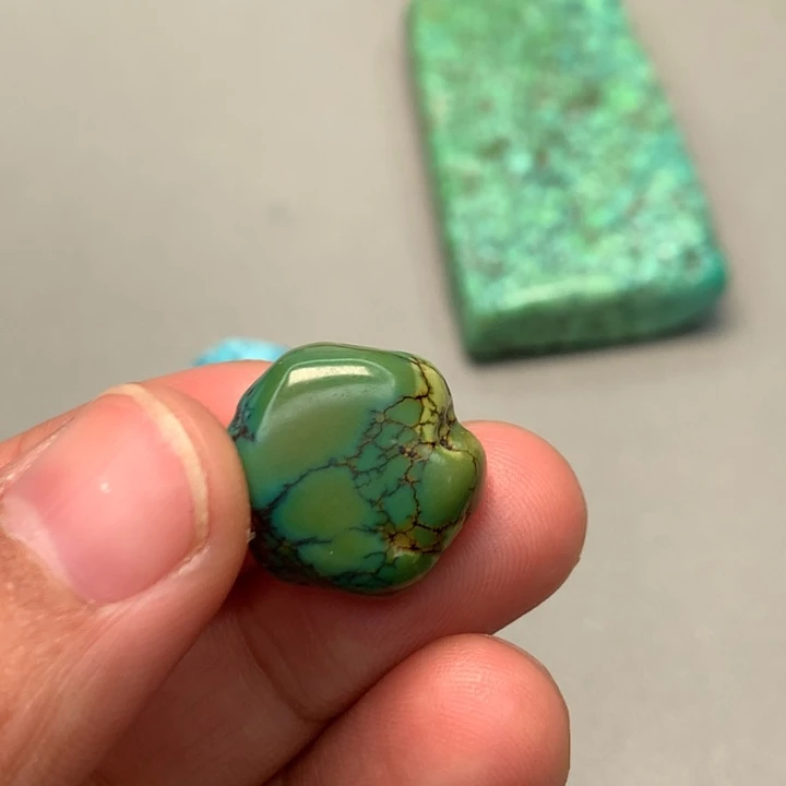 绿松石未镶嵌颈饰