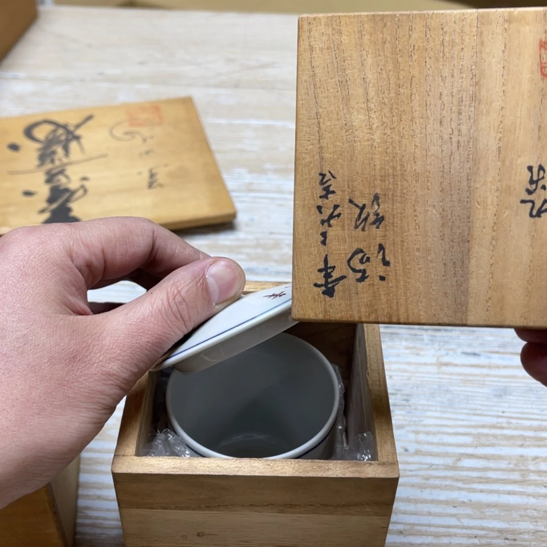 瓷片明****活密密麻麻地排列着一个