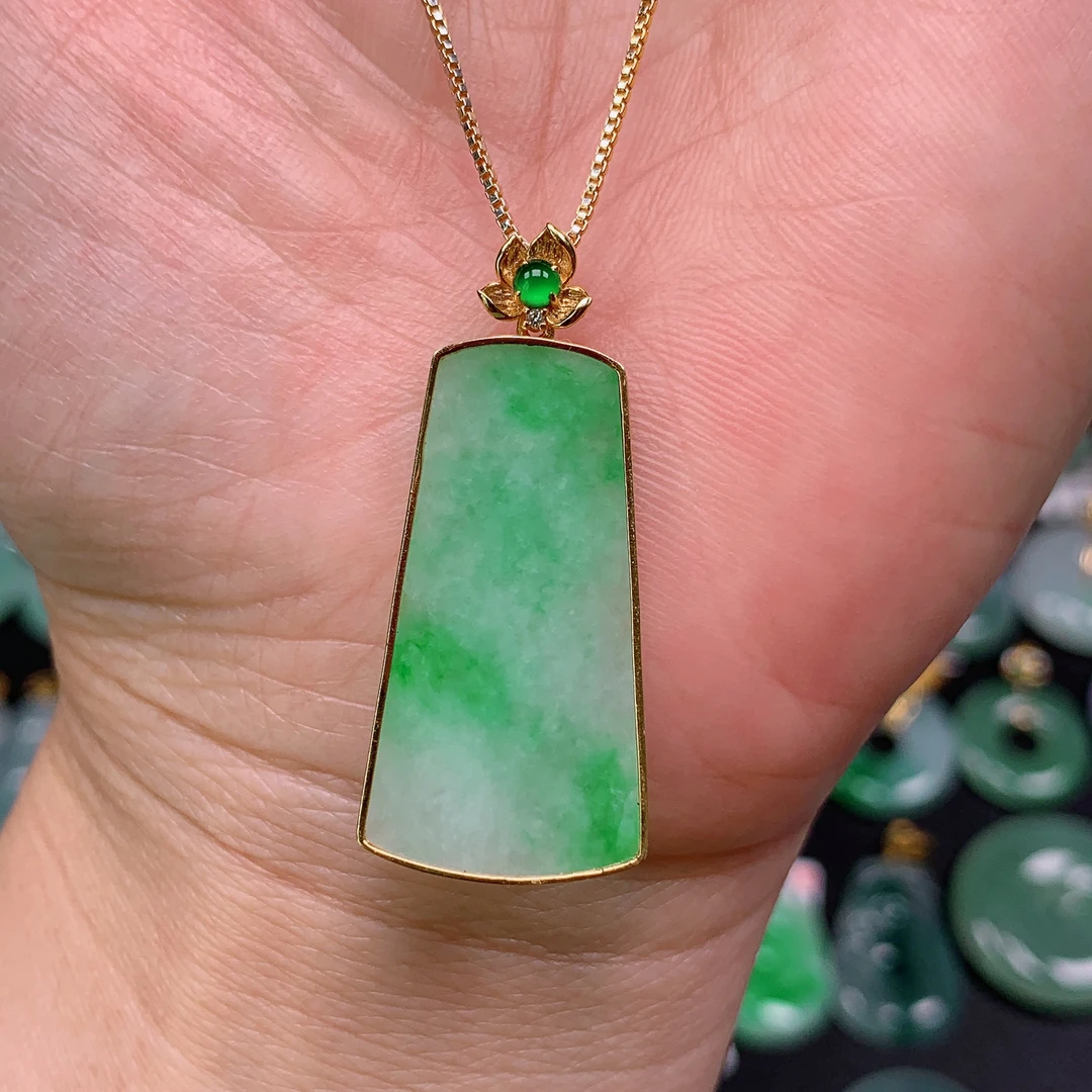 缅甸天然翡翠A货 冰润飘绿无事牌43/501(尺寸29.5x16x2.8)