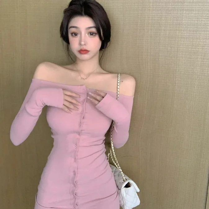 一字肩连衣裙女单排扣收腰裙子春秋季新款显瘦气质包臀中长裙