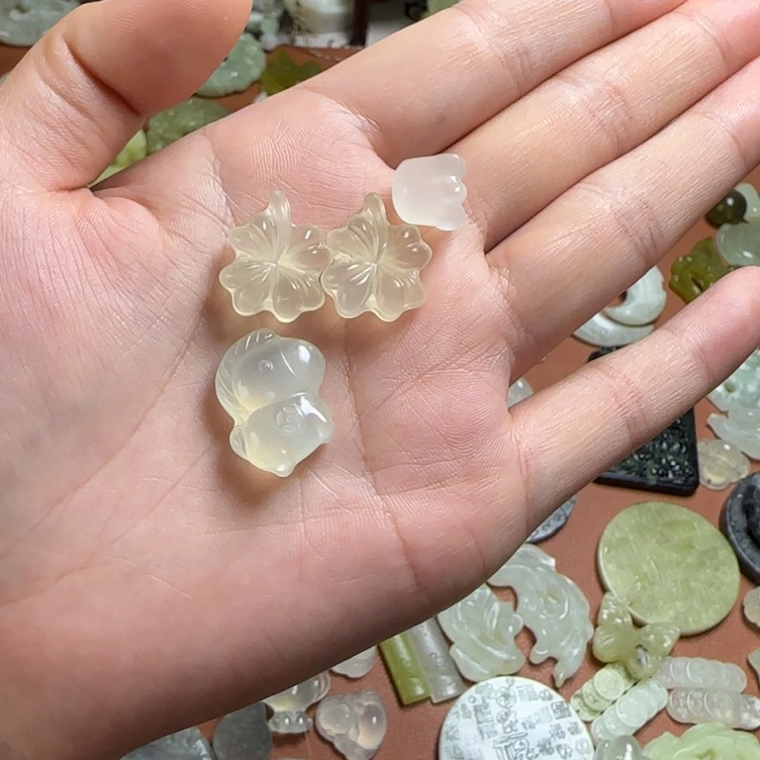 ^****蛇纹石玉未镶嵌颈饰两个四叶草，蓝铃花，小马