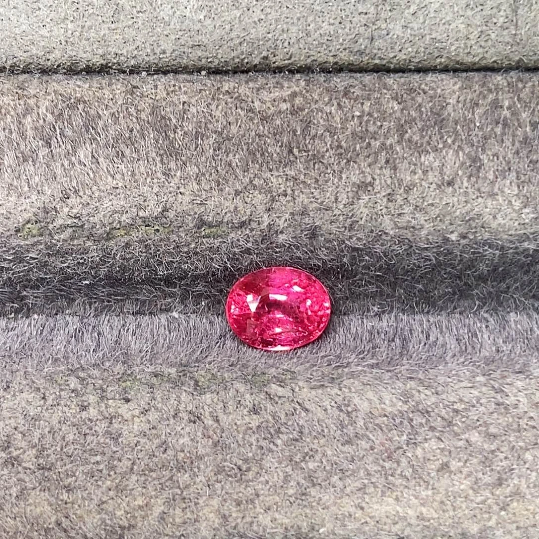 尖晶石裸石1.24克拉天然玻璃体满火彩满荧光热粉色马亨盖