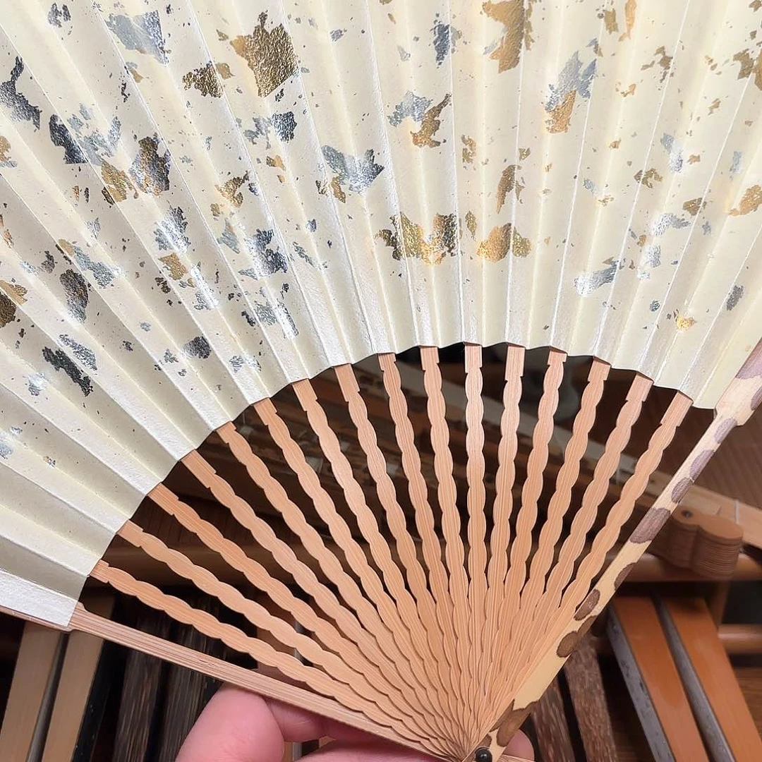 扇子白洒龙鳞梅妃。