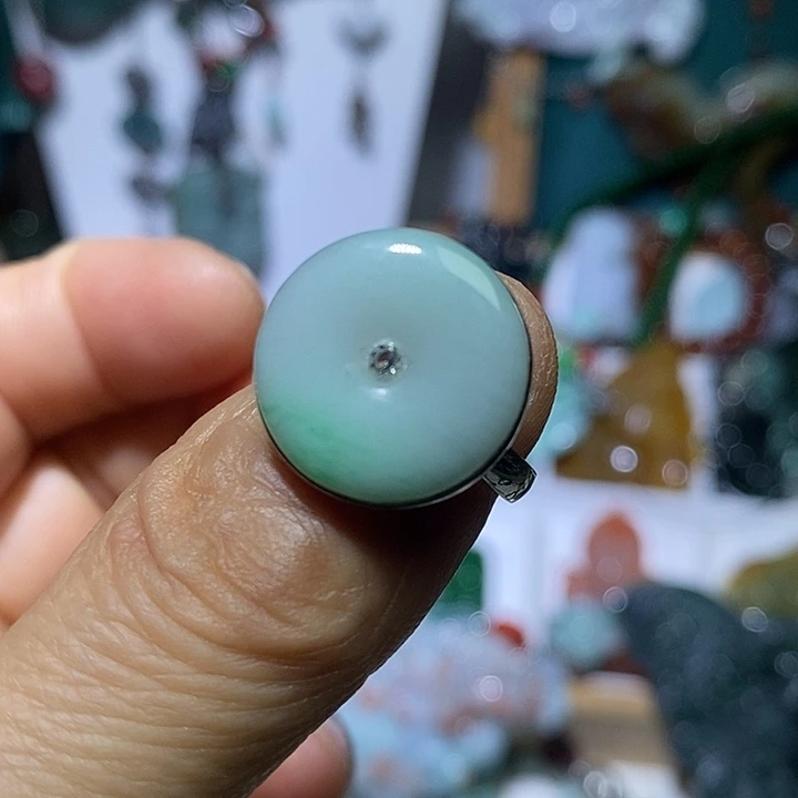 翡翠未镶嵌吊坠(赠链)