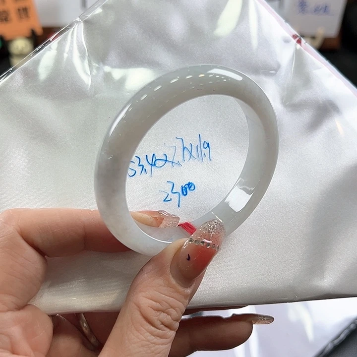 翡翠手镯未镶嵌白月光