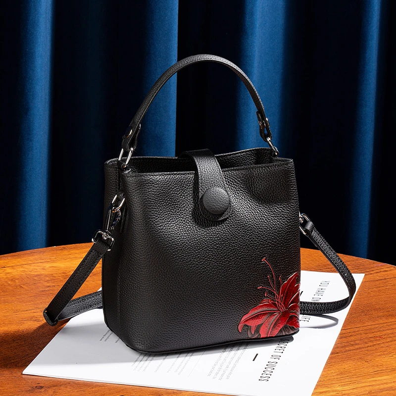 高档牛皮压花彩绘手提小包包水桶包国风时尚真皮单肩斜挎小包女包