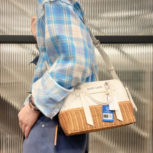 95新 MIU MIU/缪缪 【龙】26 0444草编拼皮单肩斜挎包