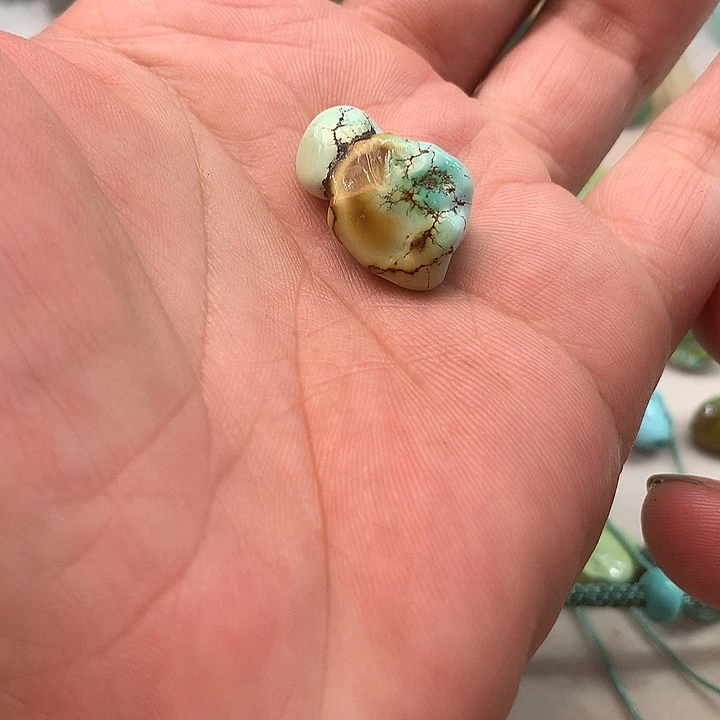 绿松石未镶嵌颈饰