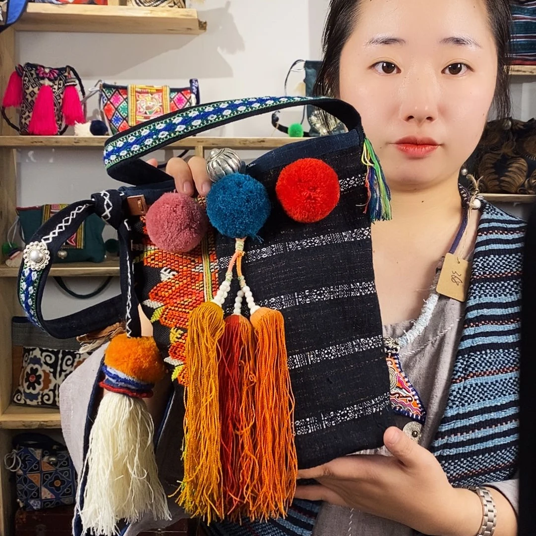 织绣手工制作斜挎包