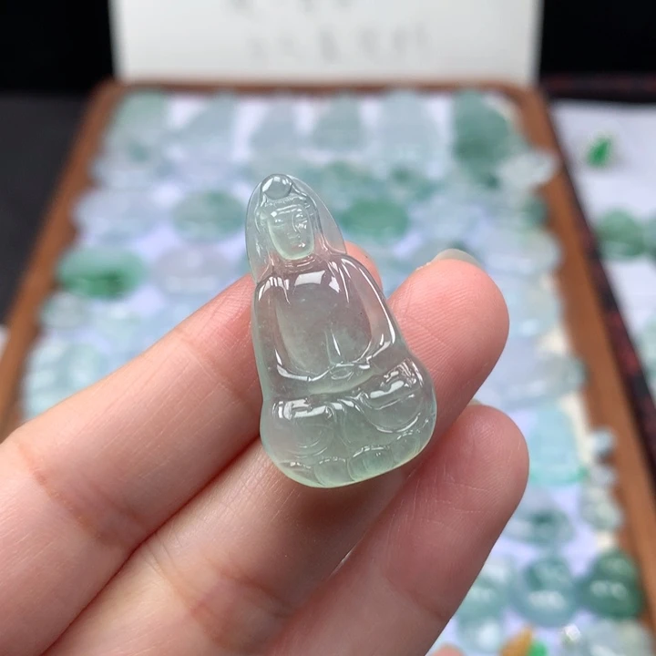 颈饰未镶嵌翡翠冰种晴底素衣观音