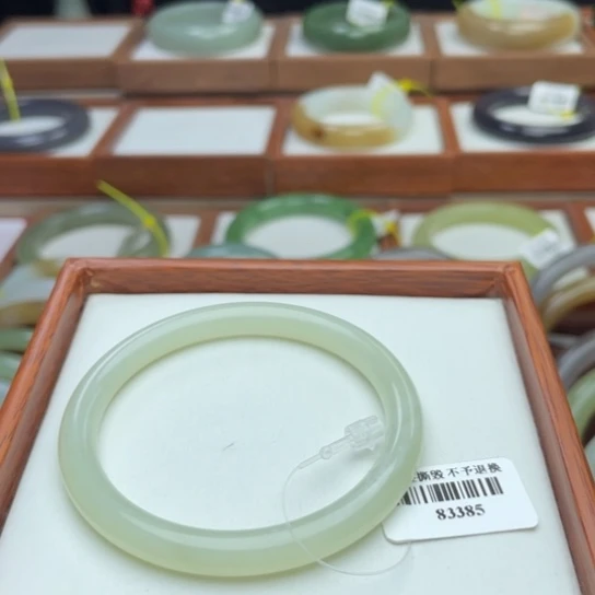 【闪购商品】和田玉手镯未镶嵌50