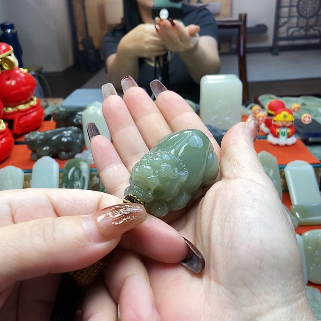 颈饰未镶嵌和田玉前***?