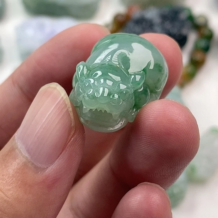 翡翠未镶嵌颈饰貔貅