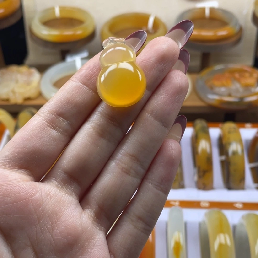石英质玉（黄龙玉）未镶嵌颈饰缅黄葫芦
