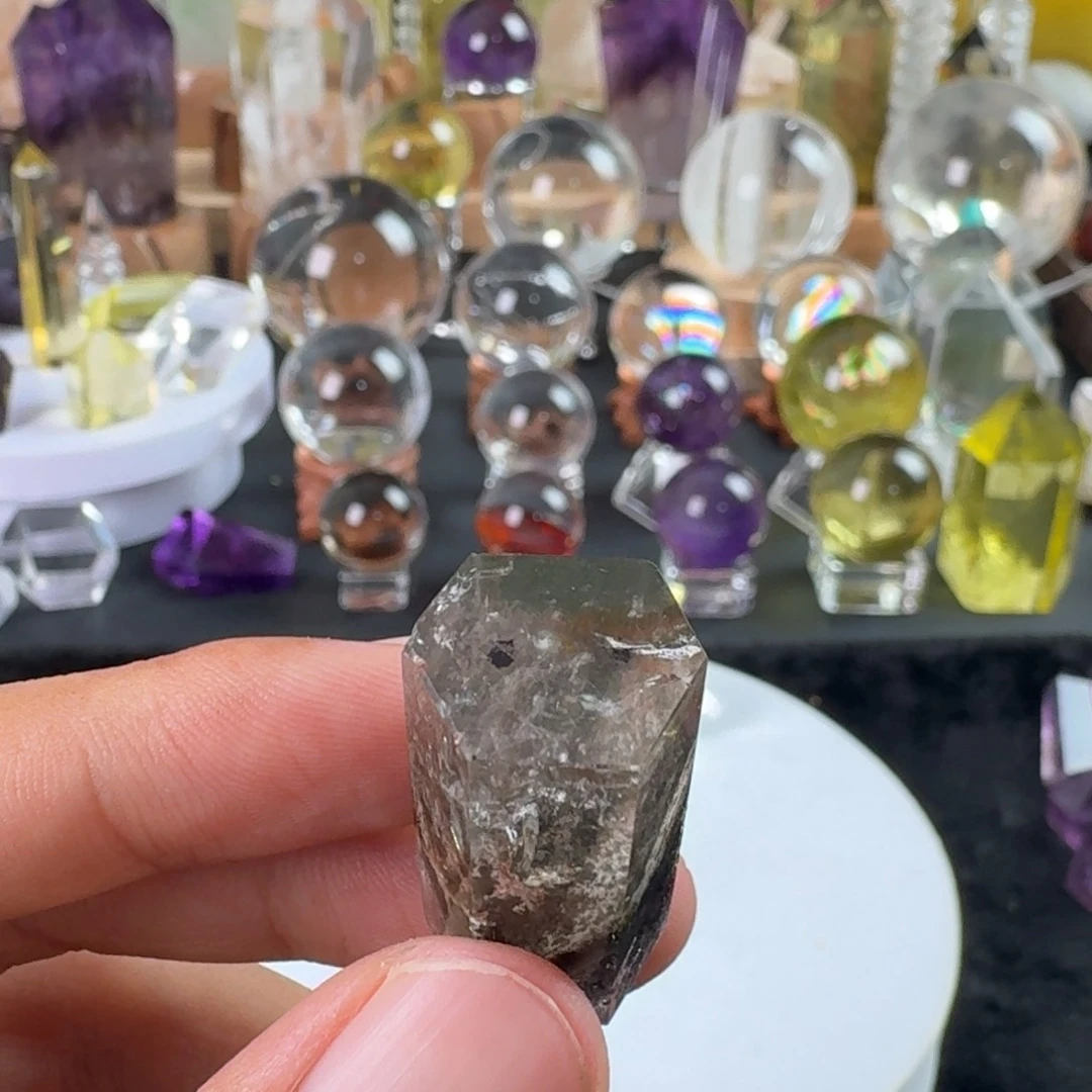 Y****水晶珠宝半成品未镶嵌打孔