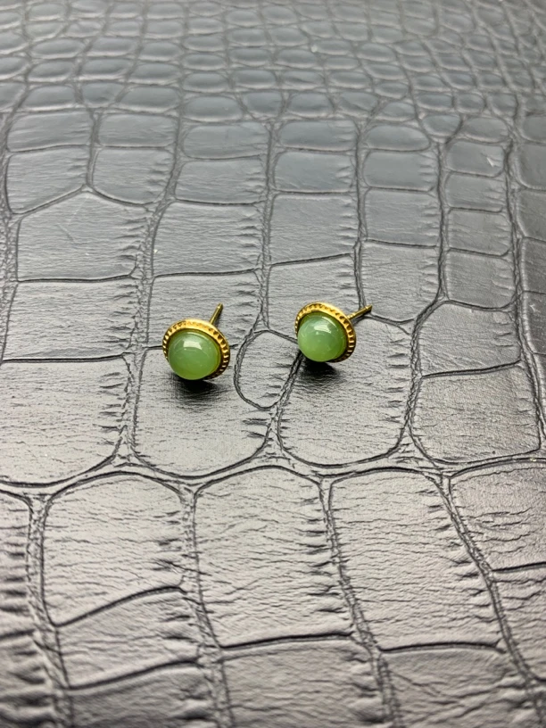 S925银镶嵌天然和田碧玉精致典雅蛋面耳钉