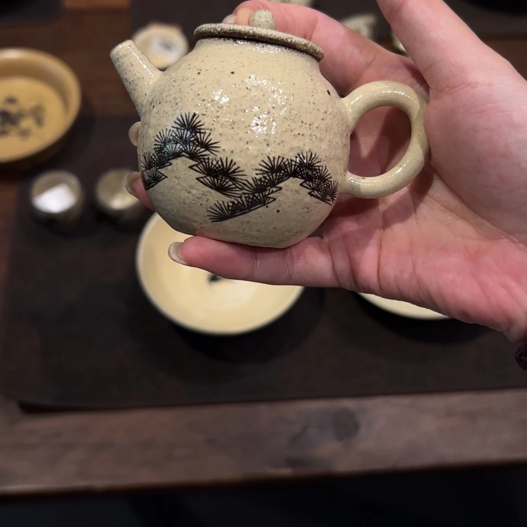 瓷片陶瓷。        陶瓷。