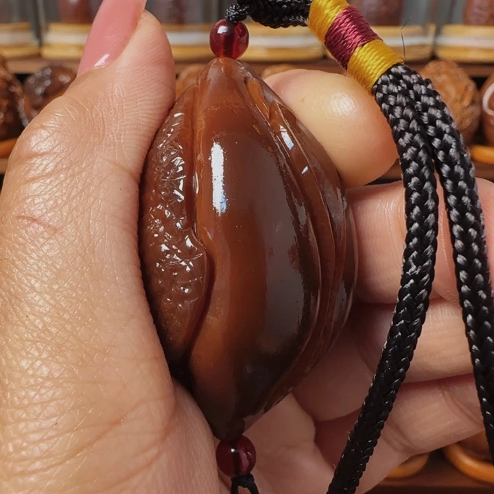 橄榄核把件玉华三面手把件