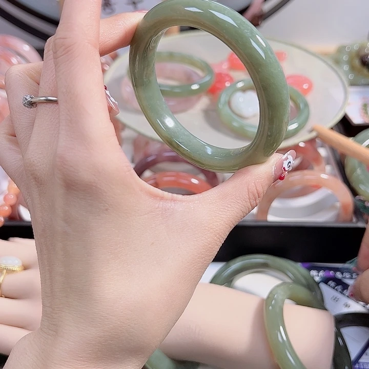 石英质玉手镯未镶嵌我****人