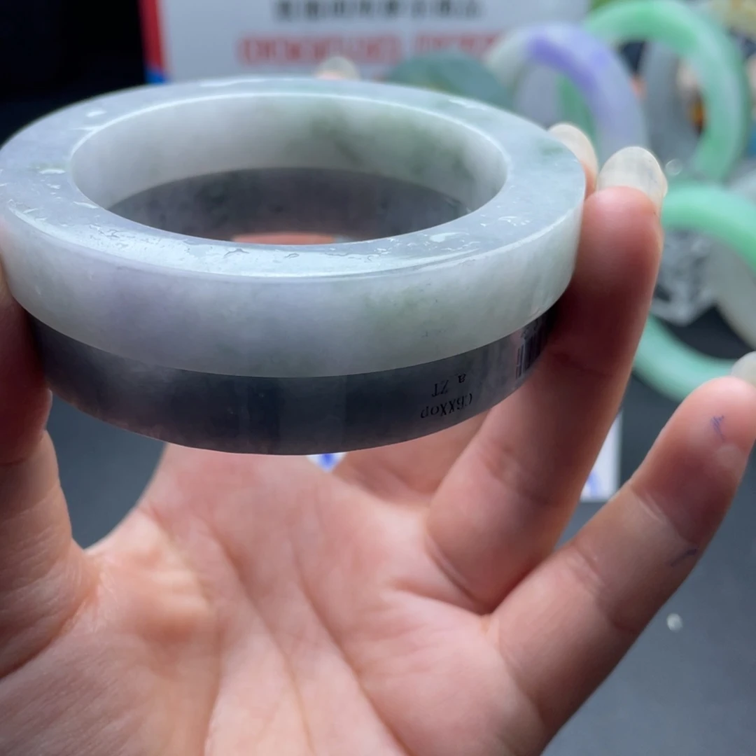 潇***，未镶嵌定金链接定制翡翠