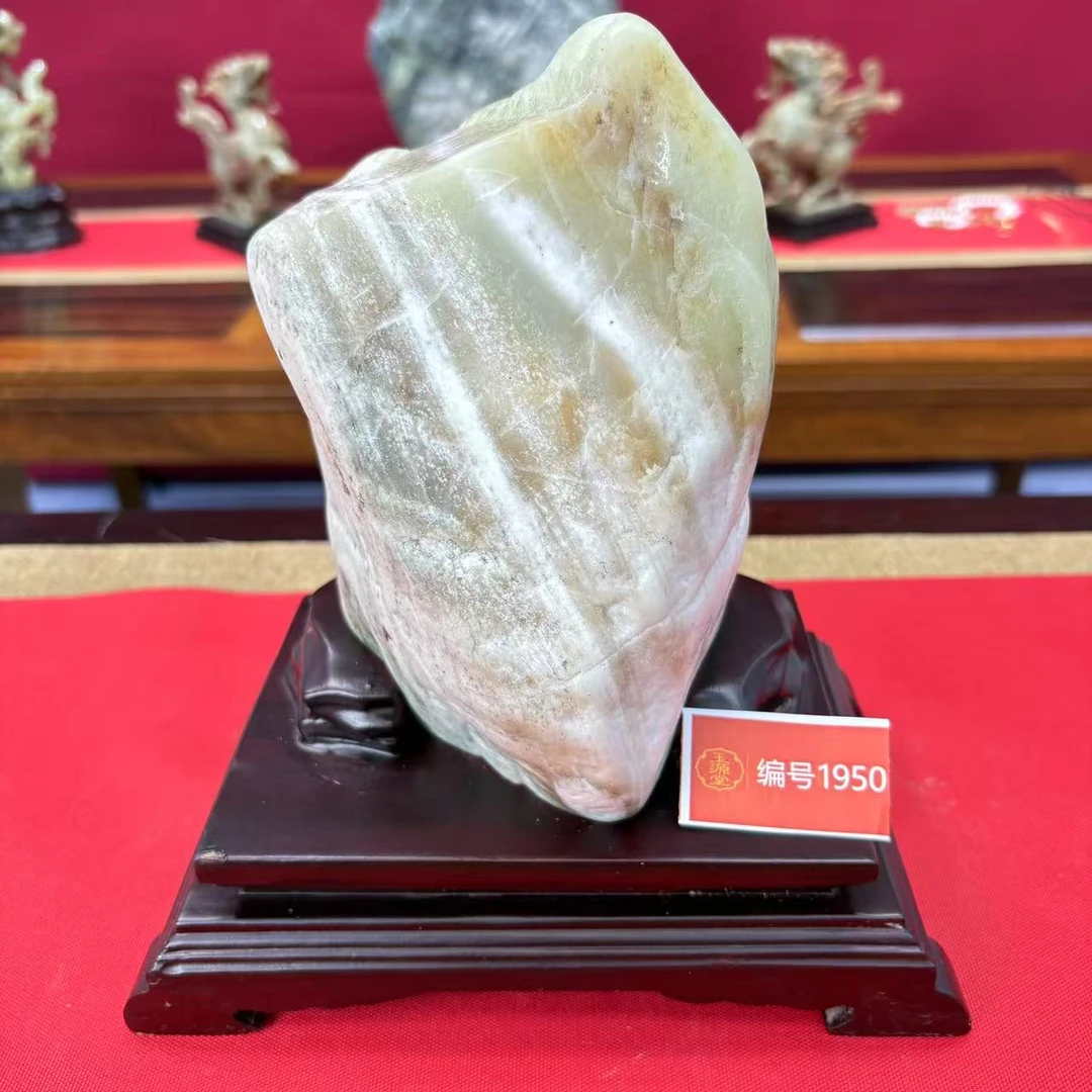 新疆玉料原石发一件带底座编号1950