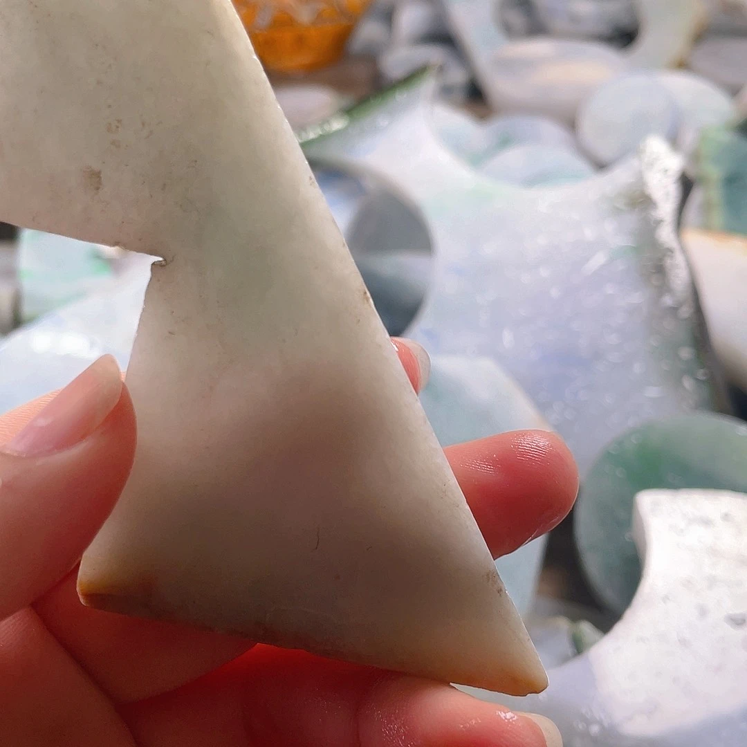 颈饰未镶嵌翡翠。