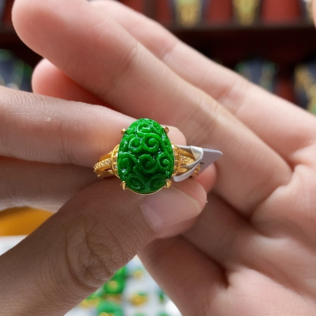 翡翠未镶嵌颈饰戒指