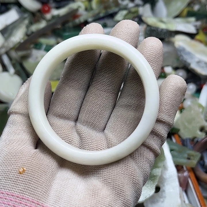 未镶嵌透闪石质玉珠宝奇石