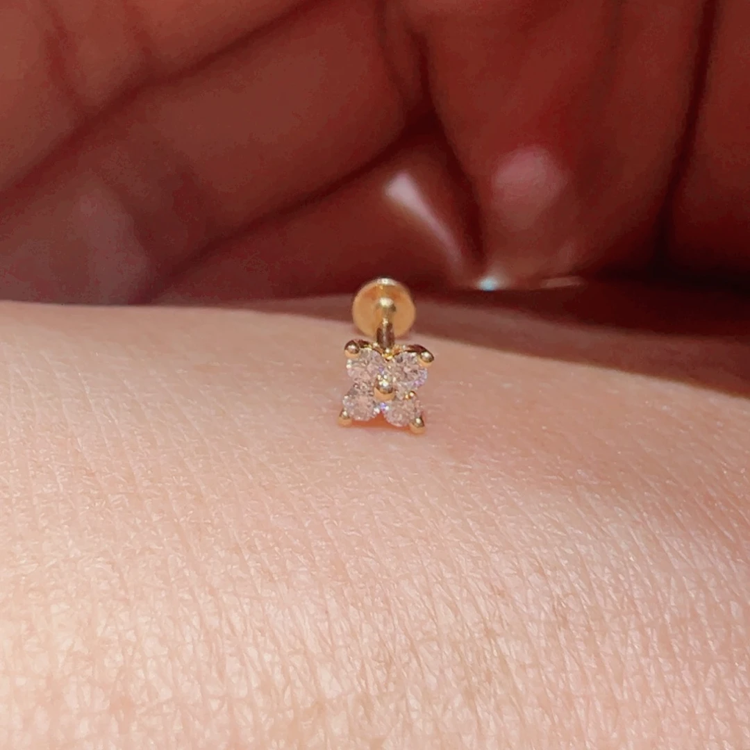 钻石耳饰18K金镶嵌心*反柠四钻耳钉K黄