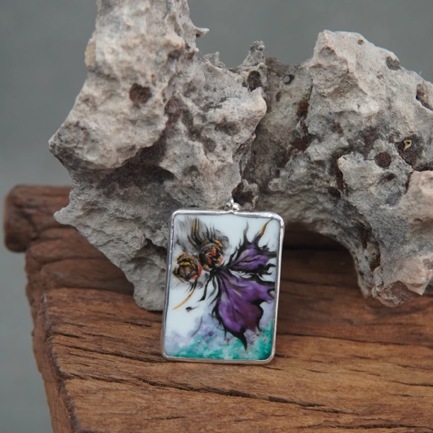 今喜阿龙手绘蝴蝶镶嵌纯银瓷牌吊坠