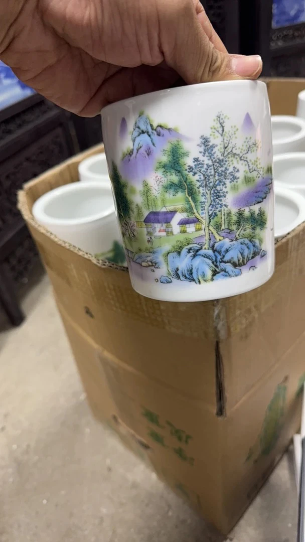 景德镇陶瓷山水笔筒