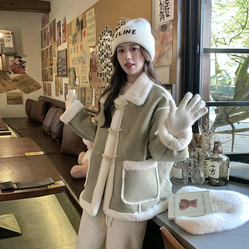 绿色皮毛一体外套女秋冬2025新款高级感加绒加厚羊羔毛牛角扣大衣