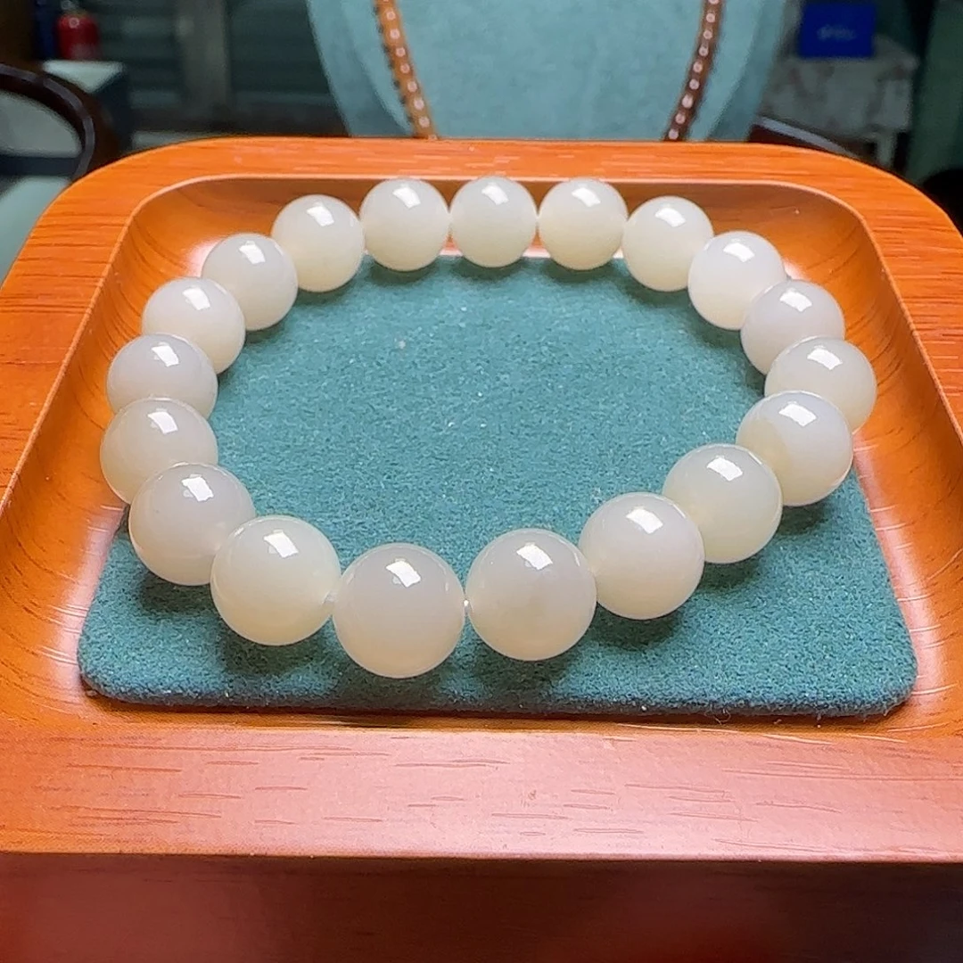 和田玉颈饰未镶嵌小**?