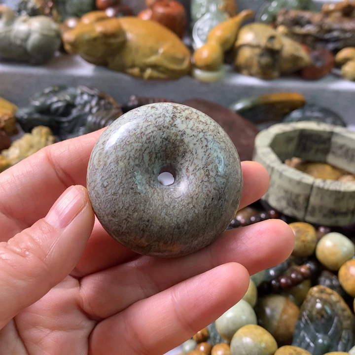 未镶嵌岫岩河磨玉（透闪石质玉）把件