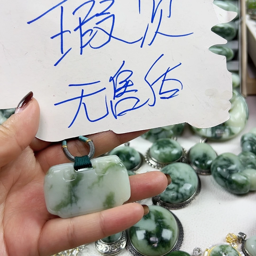 @***栖蛇纹石玉未镶嵌颈饰