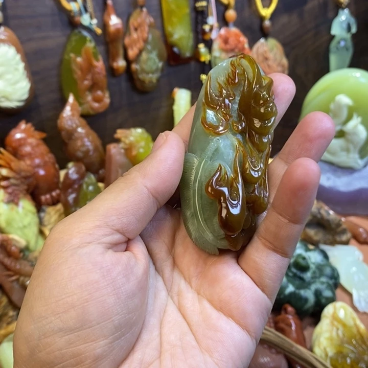 蛇纹石玉未镶嵌颈饰