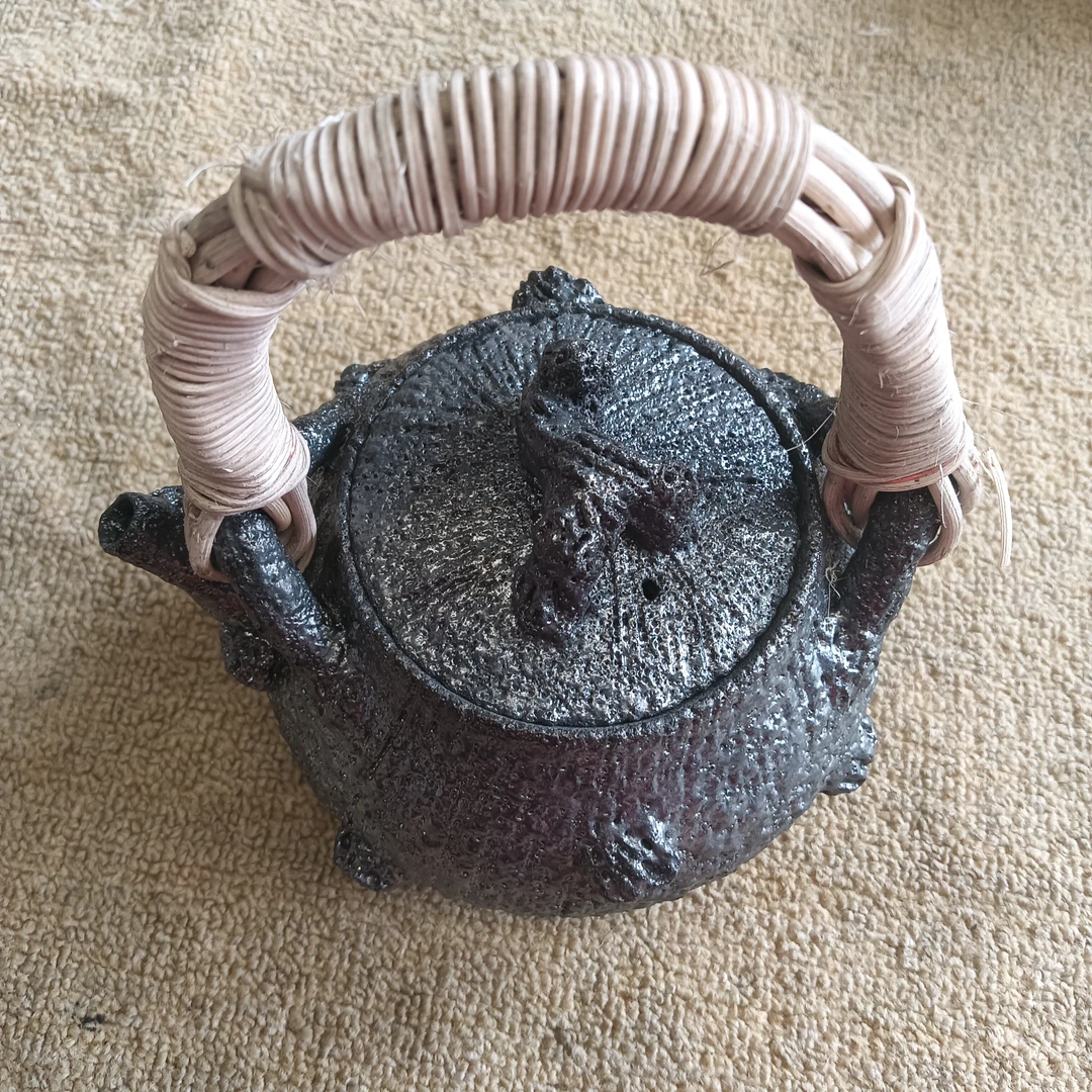 荥经黑砂茶具提梁壶容量950毫升左右