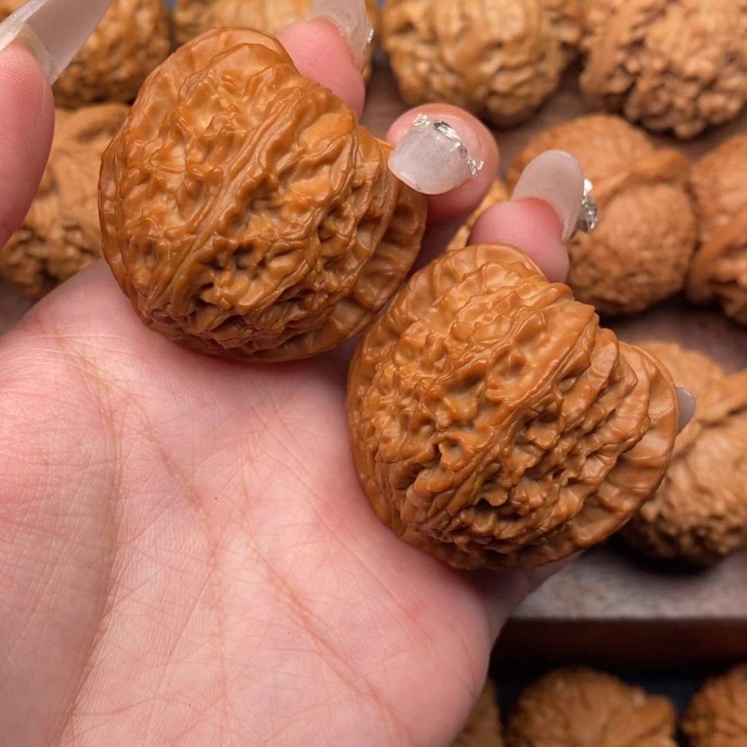 文玩核桃把件全品，红皮三角白40同树红皮