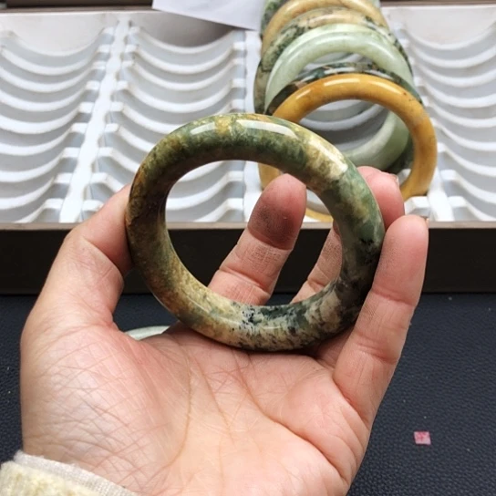 蛇纹石玉手镯未镶嵌淡**风