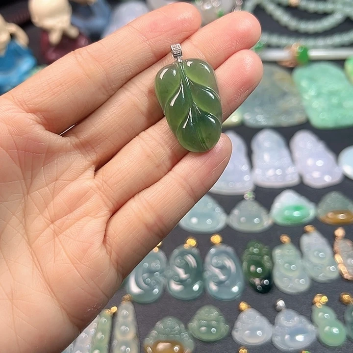 翡翠18K金镶嵌颈饰绿叶子